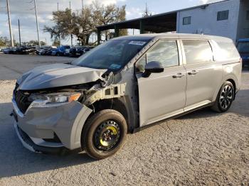  Salvage Kia Carnival