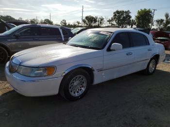  Salvage Lincoln Towncar