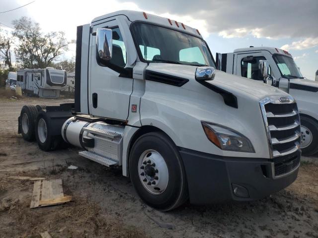  Salvage Freightliner Cascadia 1