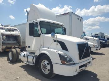  Salvage Volvo Vnl