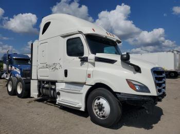  Salvage Freightliner Cascadia 1