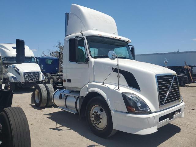  Salvage Volvo Vnl