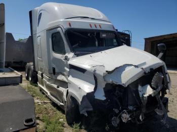  Salvage Freightliner Cascadia 1