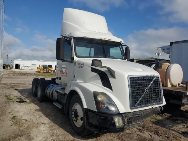  Salvage Volvo Vn