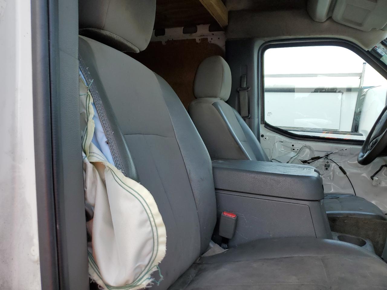 Nissan Nv 2500 S Image 11