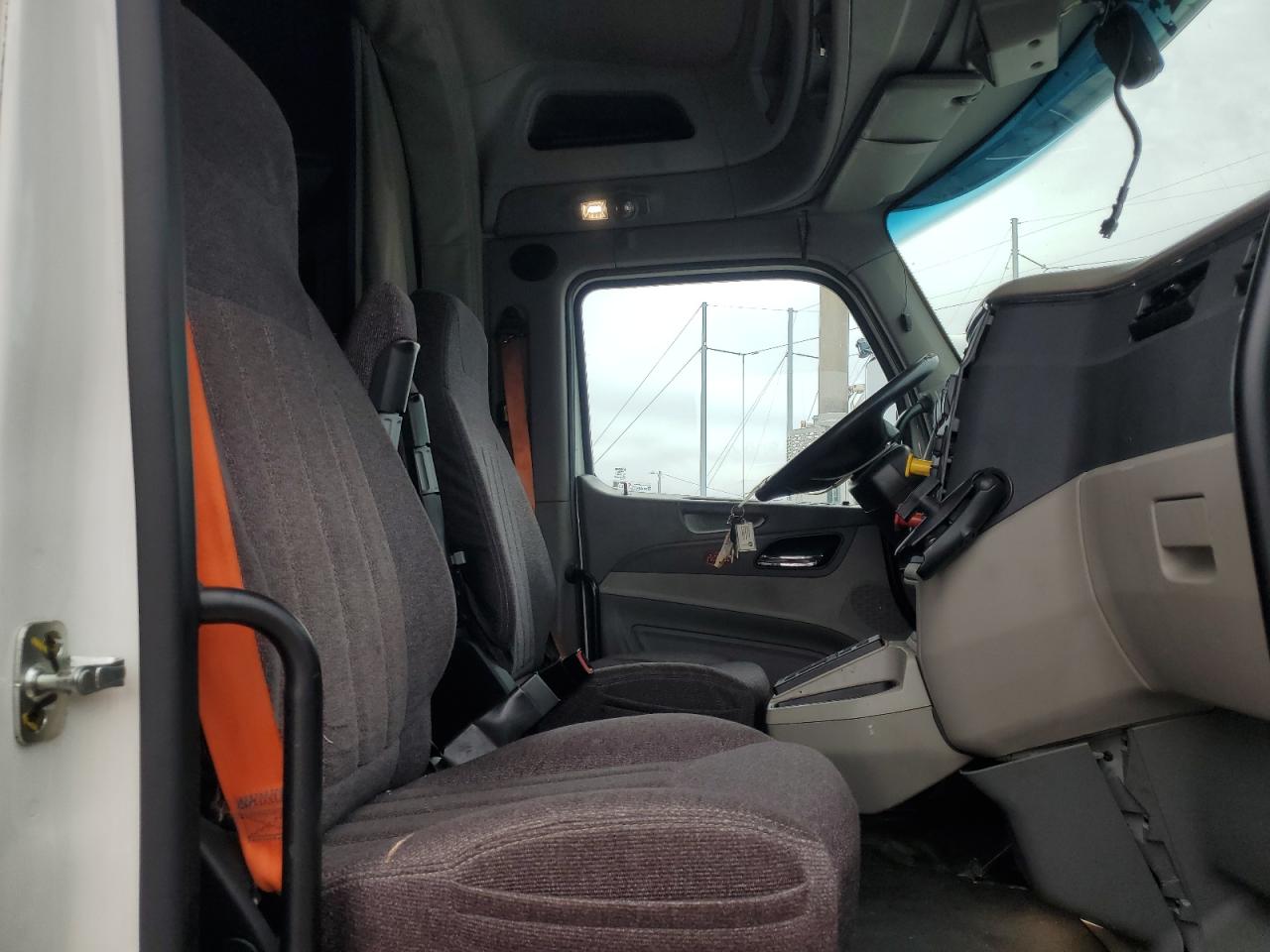 Peterbilt Tractor 579 Image 2