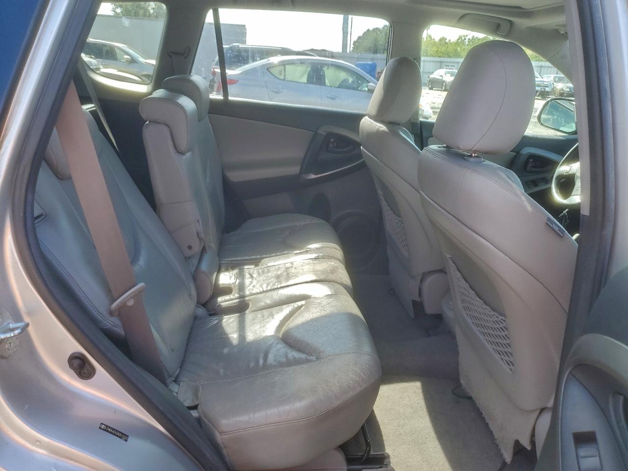 Toyota RAV4 Limited Image 6