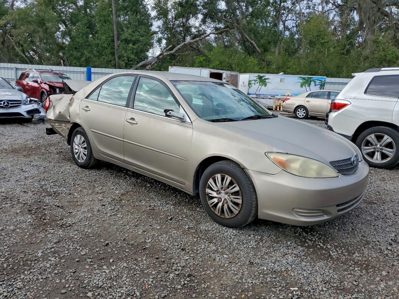 Toyota Camry Le Image 4