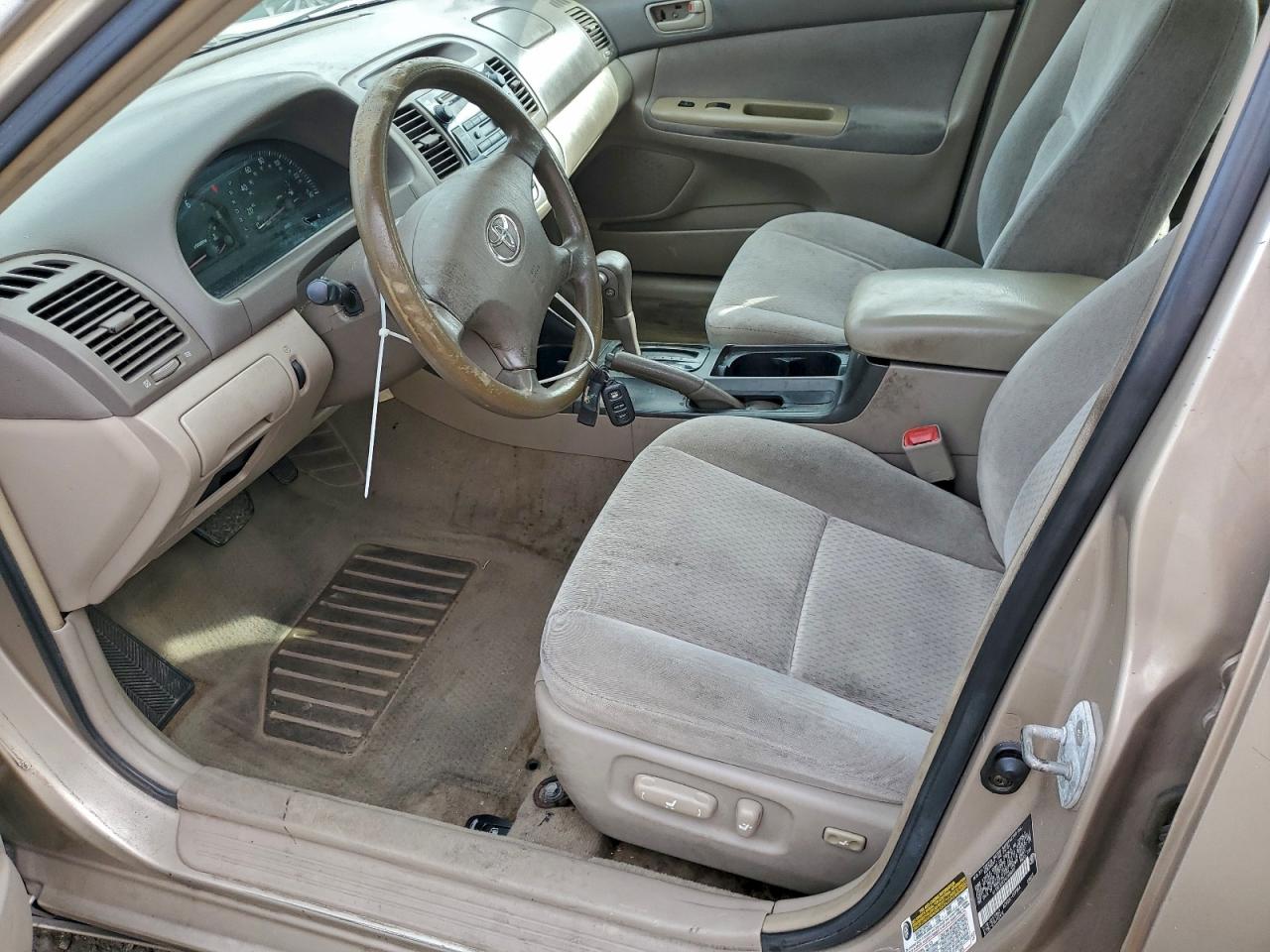 Toyota Camry Le Image 9