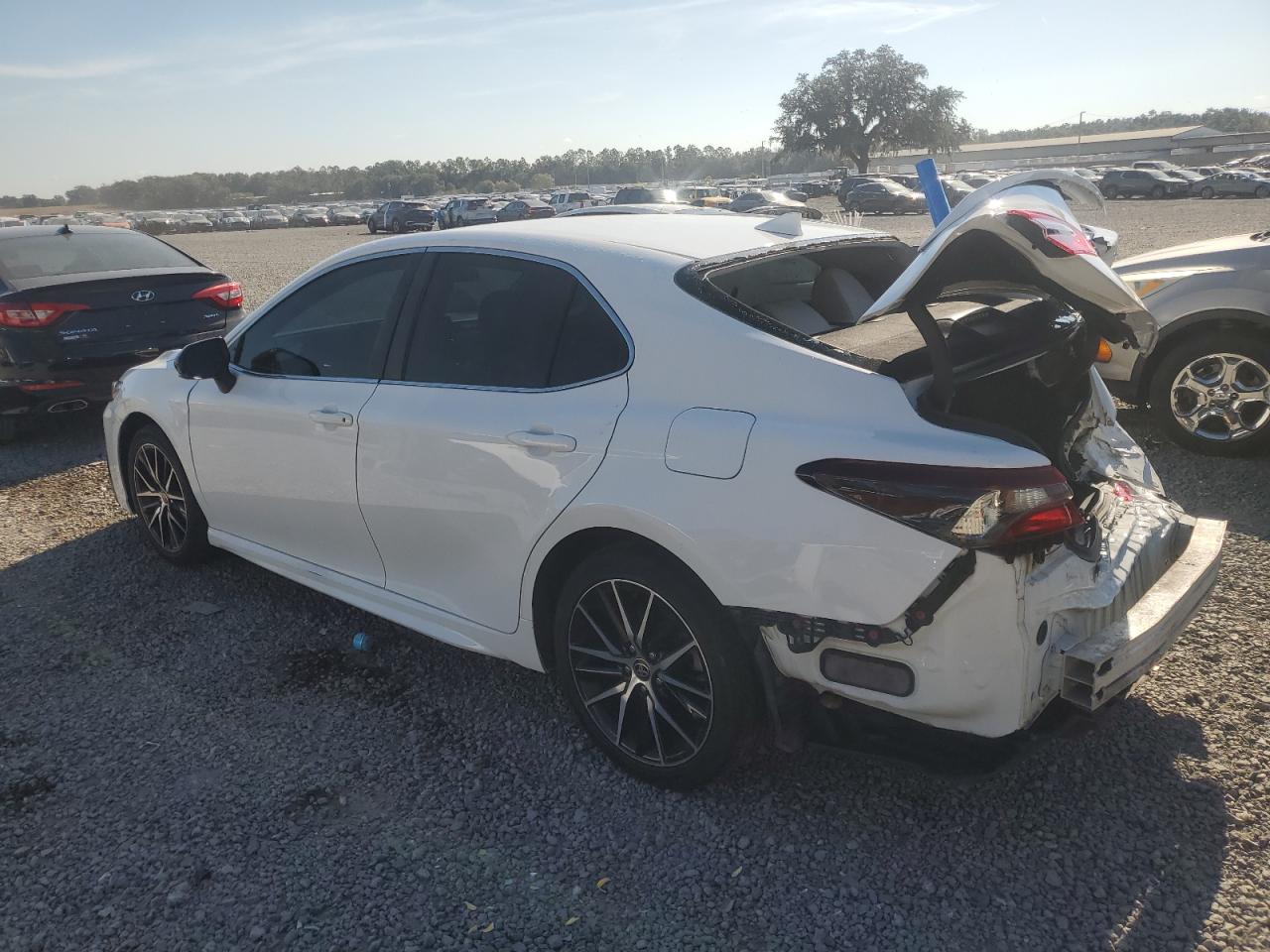 Toyota Camry Se Image 4