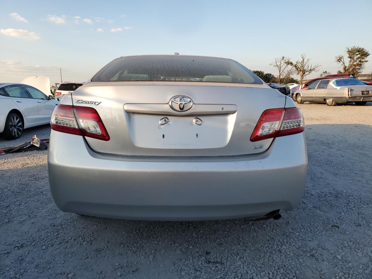 Toyota Camry Base Image 3