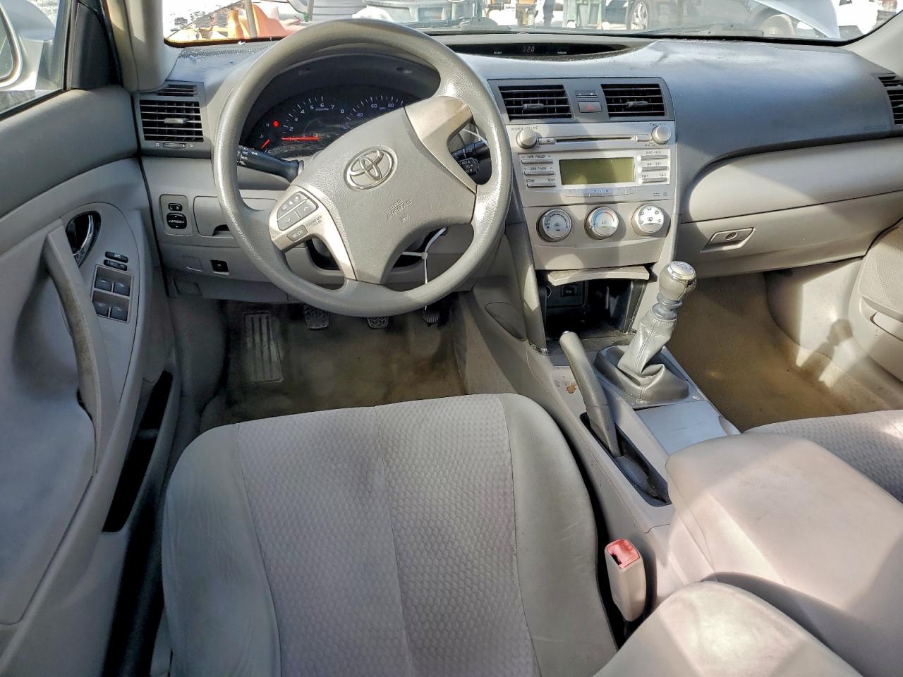 Toyota Camry Base Image 4