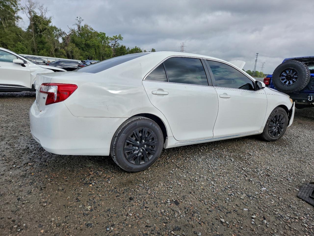 Toyota Camry Base Image 2