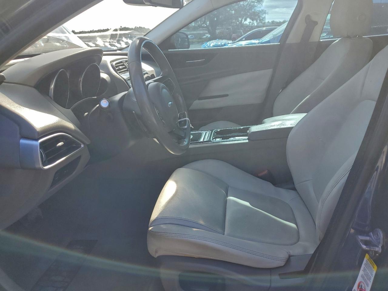 Jaguar XE Premium Image 3