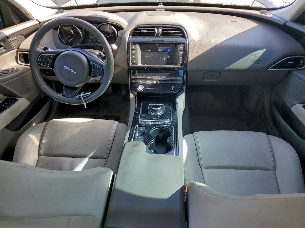 Jaguar XE Premium Image 11