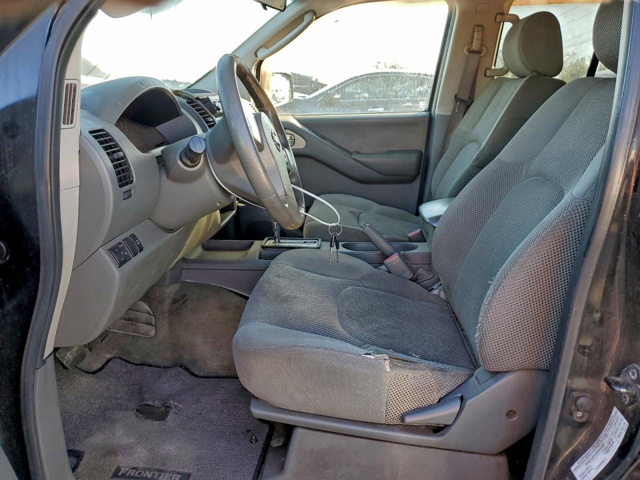 Nissan Frontier Crew Cab Le Image 10