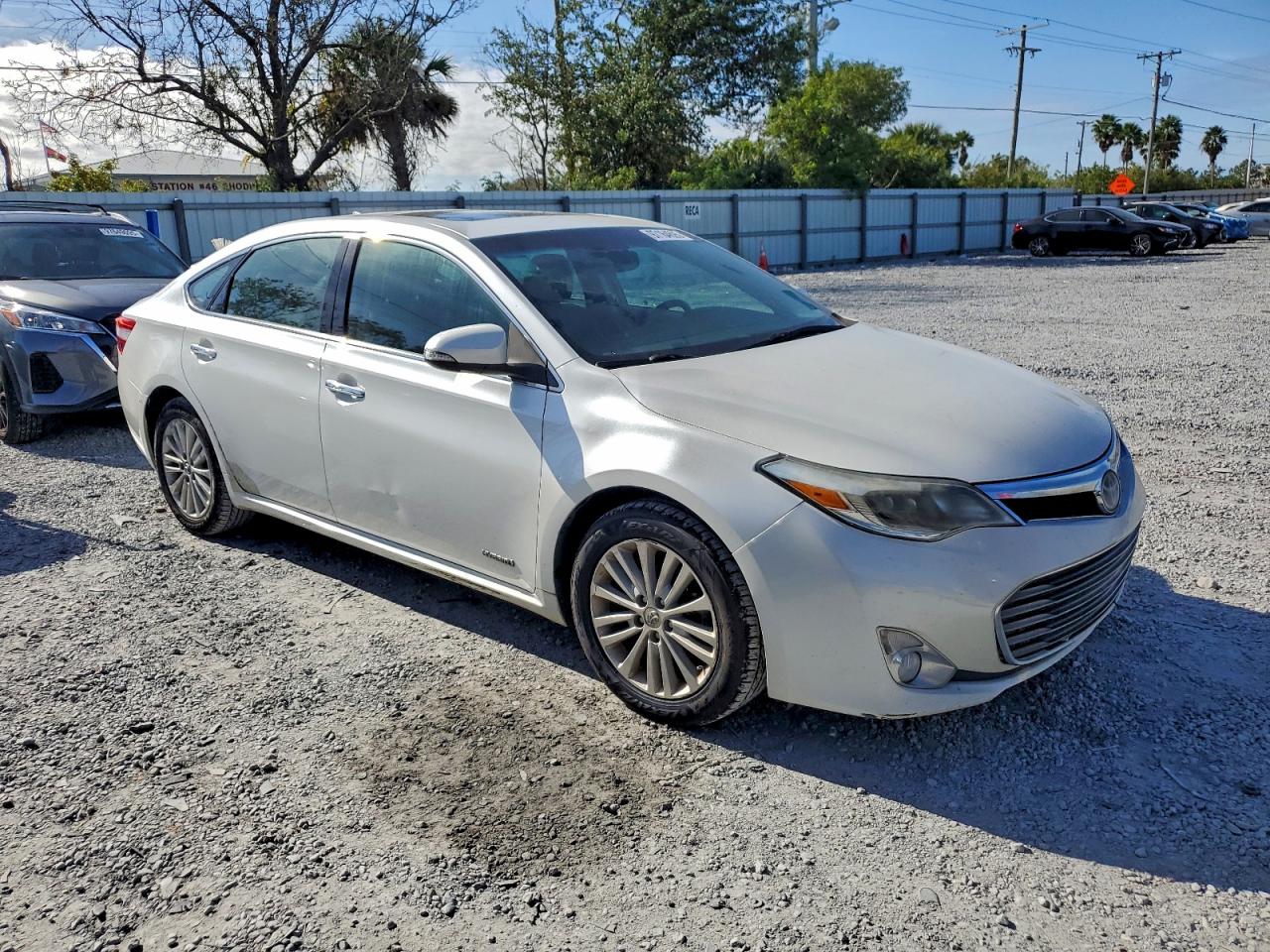 Toyota Avalon Hybrid Image 2