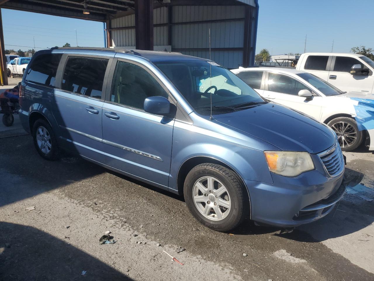 Chrysler Minivan Touring Image 4