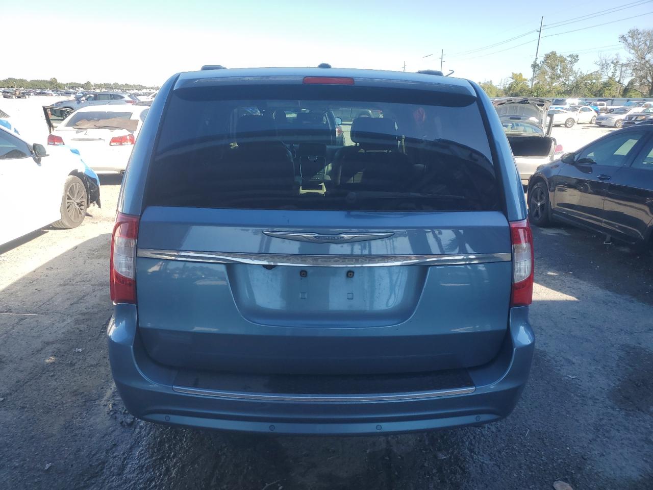 Chrysler Minivan Touring Image 11