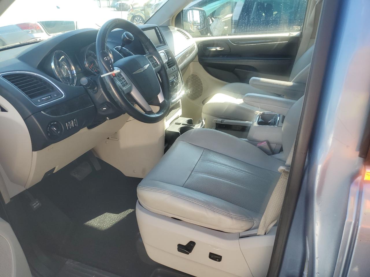 Chrysler Minivan Touring Image 13