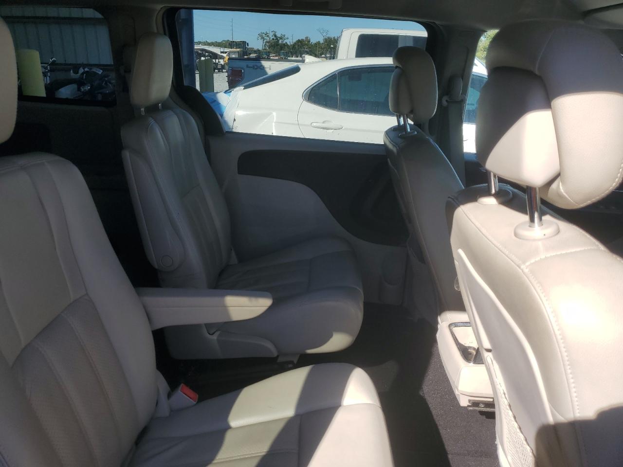 Chrysler Minivan Touring Image 7