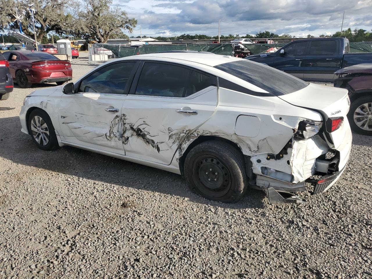 Nissan Altima S Image 11