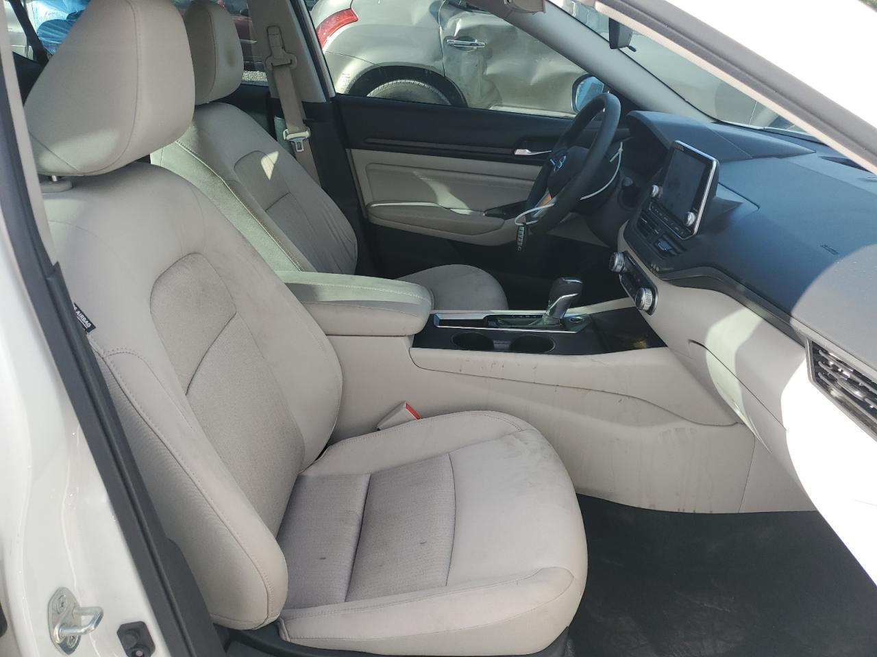 Nissan Altima S Image 12