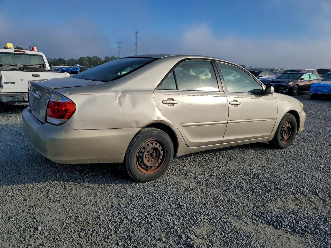 Toyota Camry Le Image 11