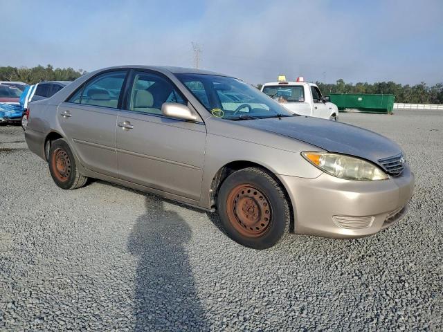 Toyota Camry Le Image 10