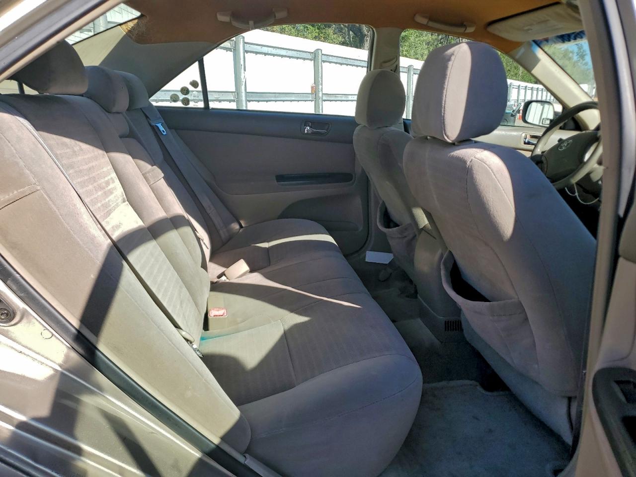 Toyota Camry Le Image 3