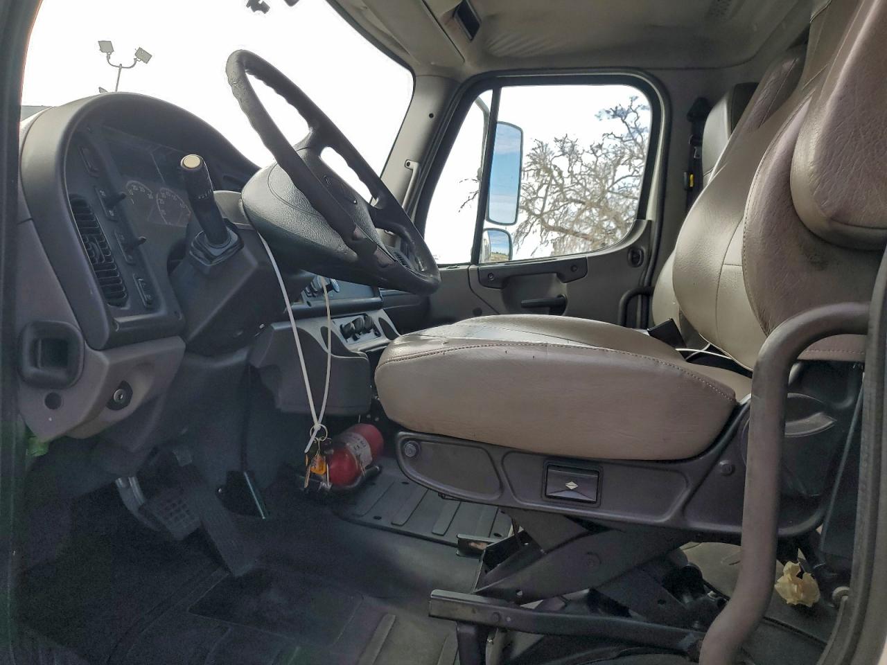 Freightliner M2 106 Medium Duty Image 2