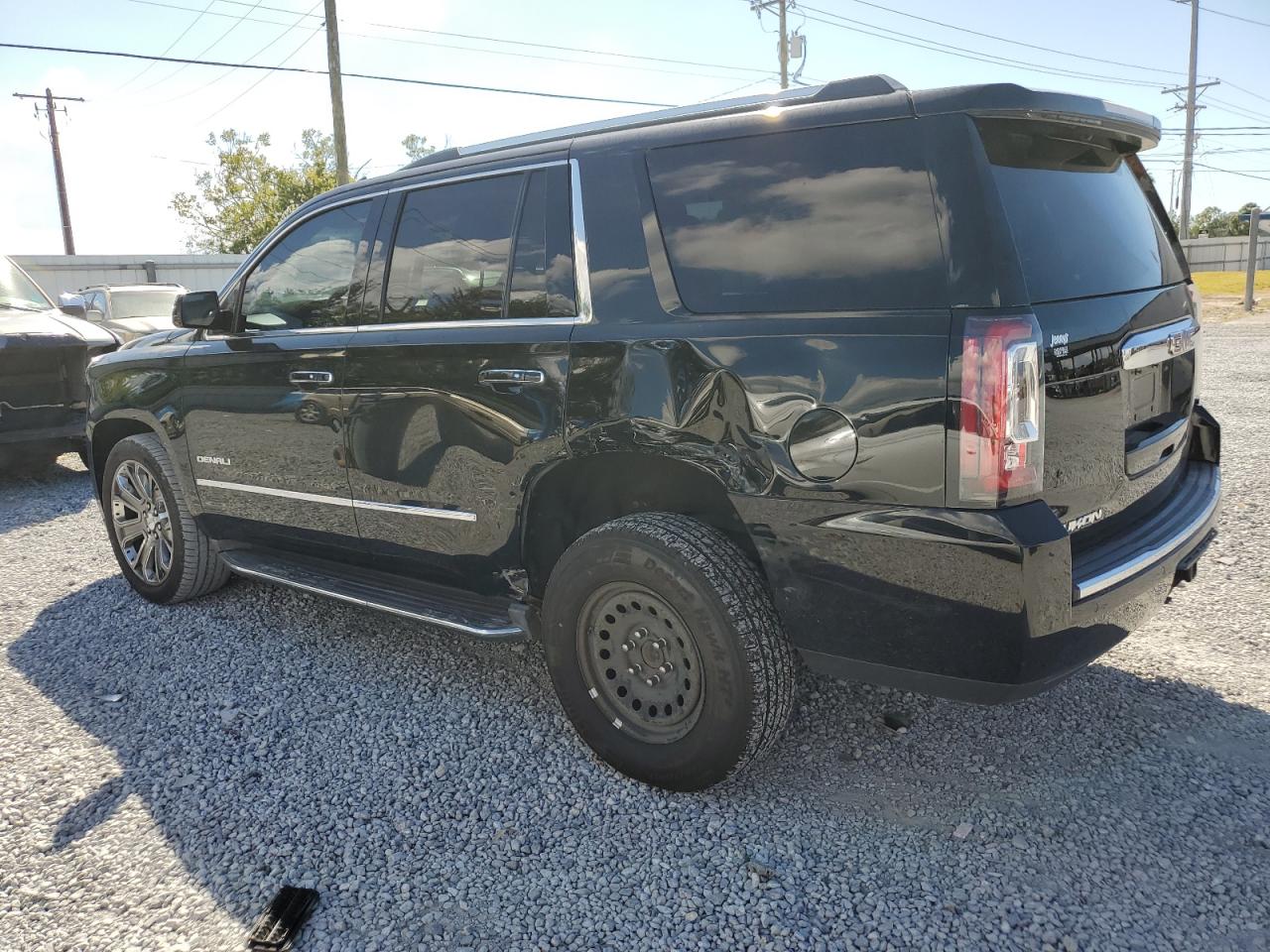 GMC Yukon Denali Image 6