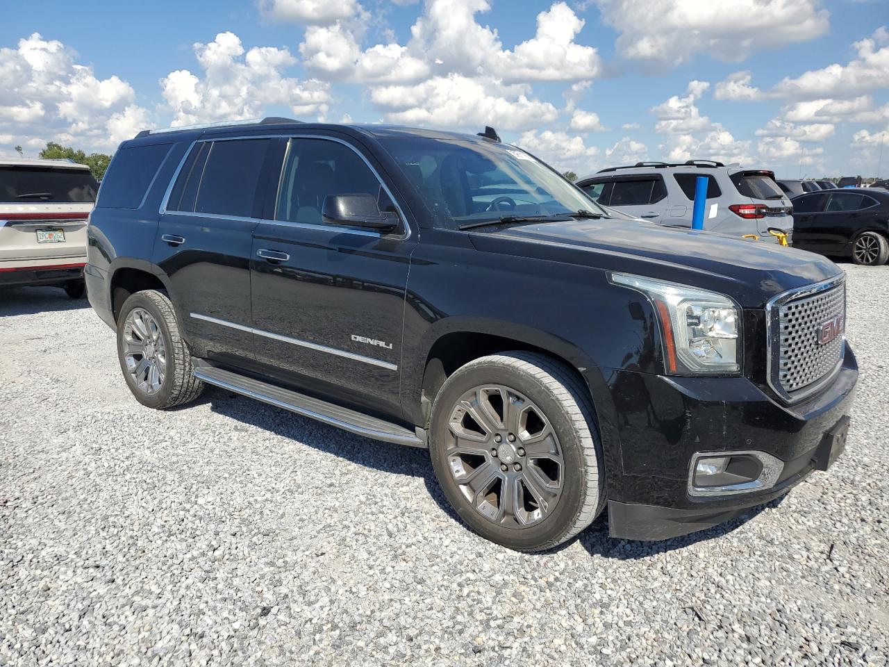 GMC Yukon Denali Image 3