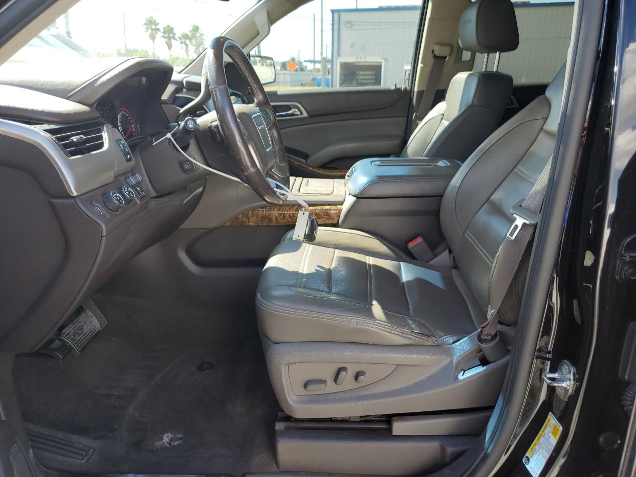 GMC Yukon Denali Image 7