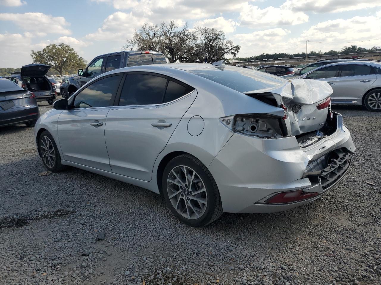 Hyundai ELANTRA Sel Image 2