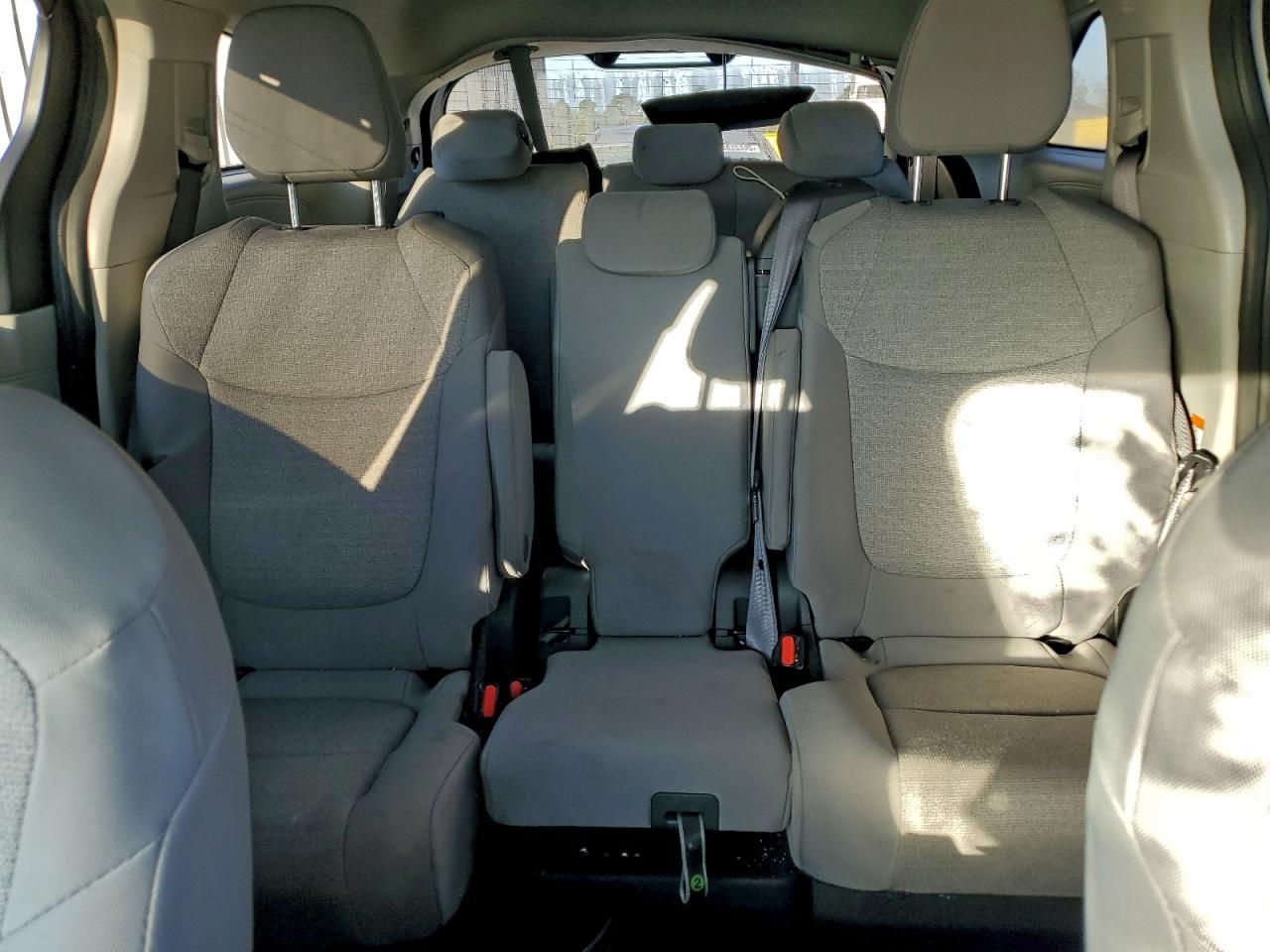 Toyota Sienna Le Image 12