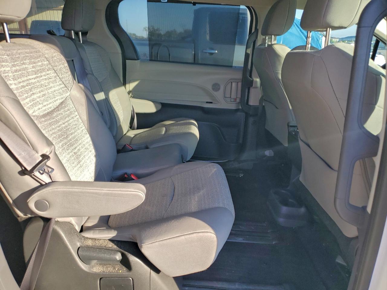 Toyota Sienna Le Image 9