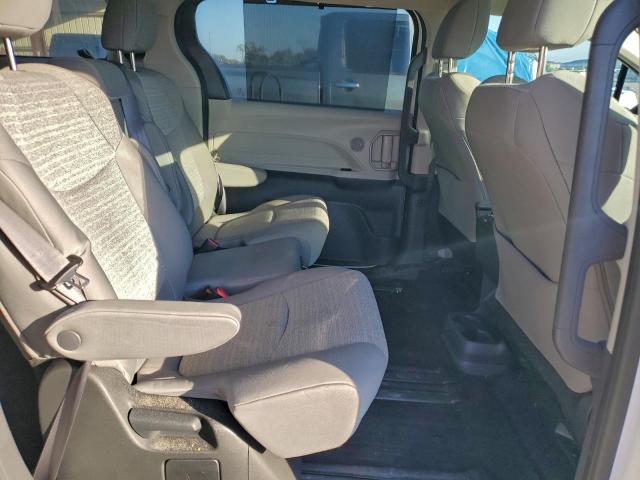 Toyota Sienna Le Image 9