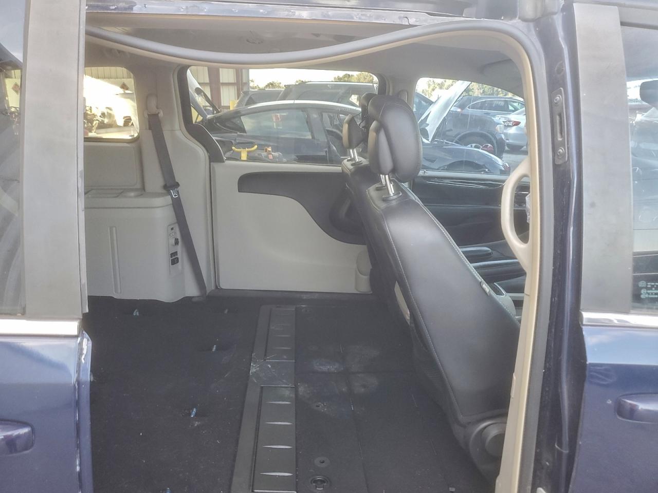 Chrysler Minivan Touring Image 12