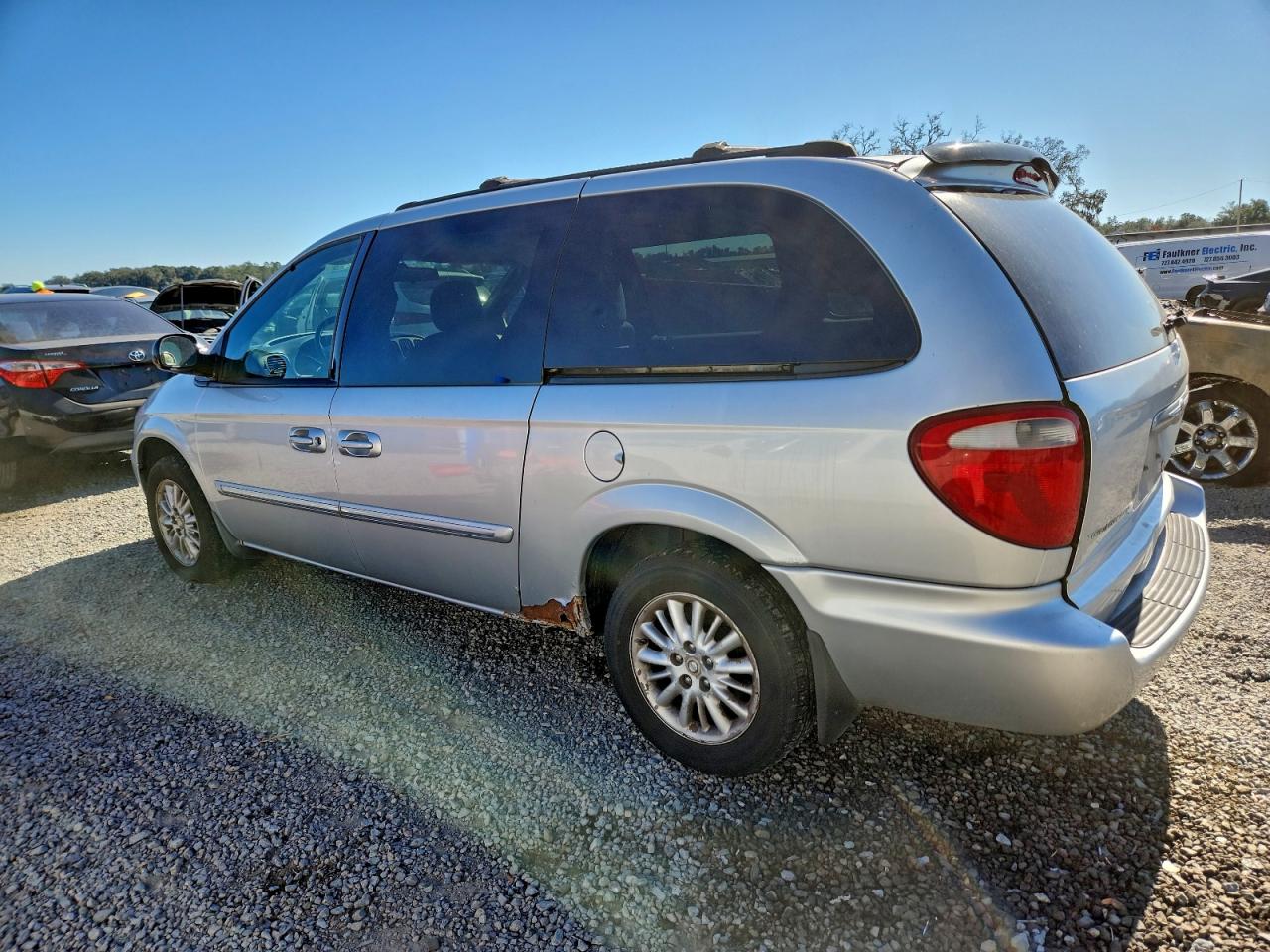 Chrysler Minivan Touring Image 4