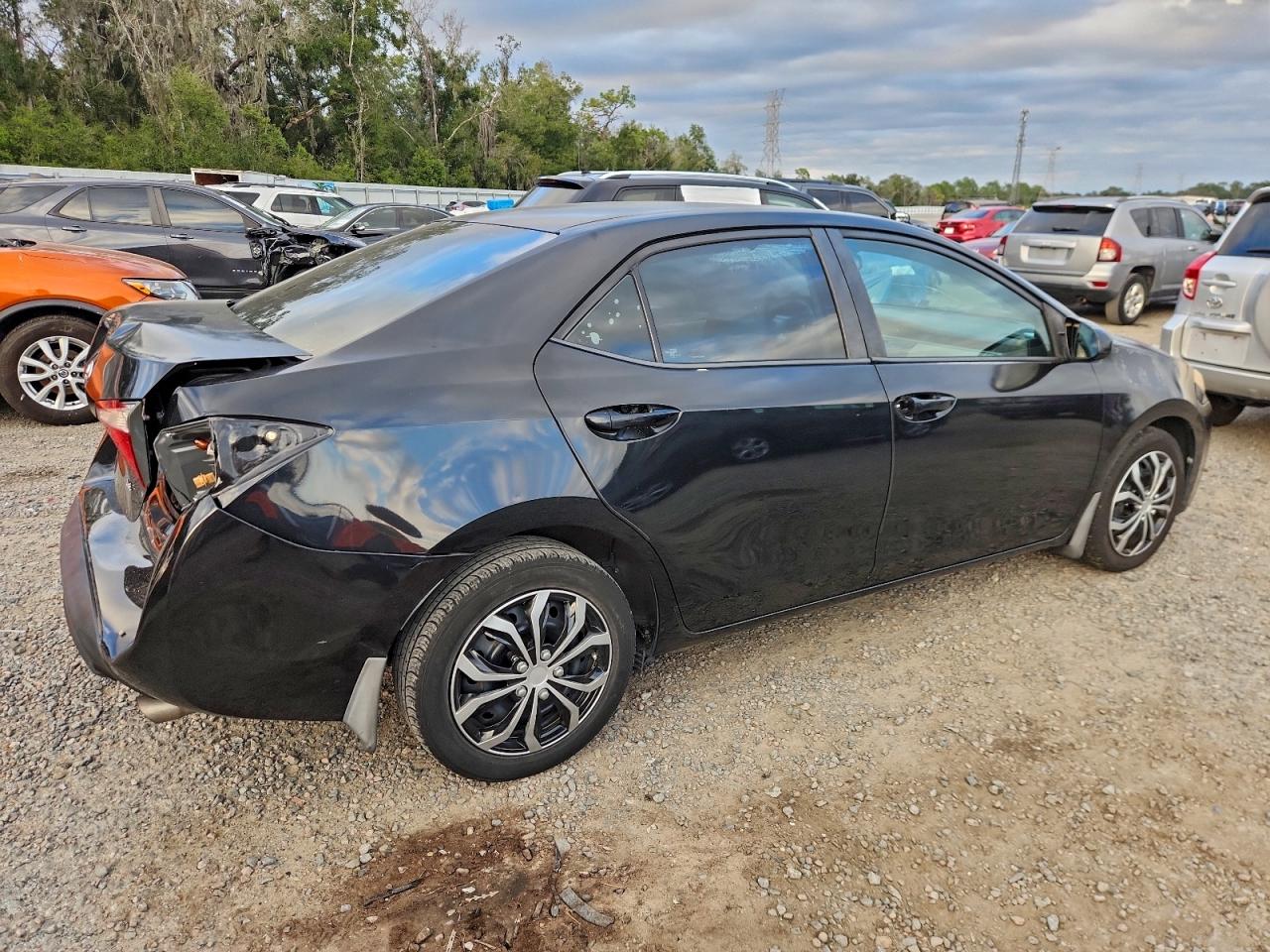 Toyota Corolla L Image 2