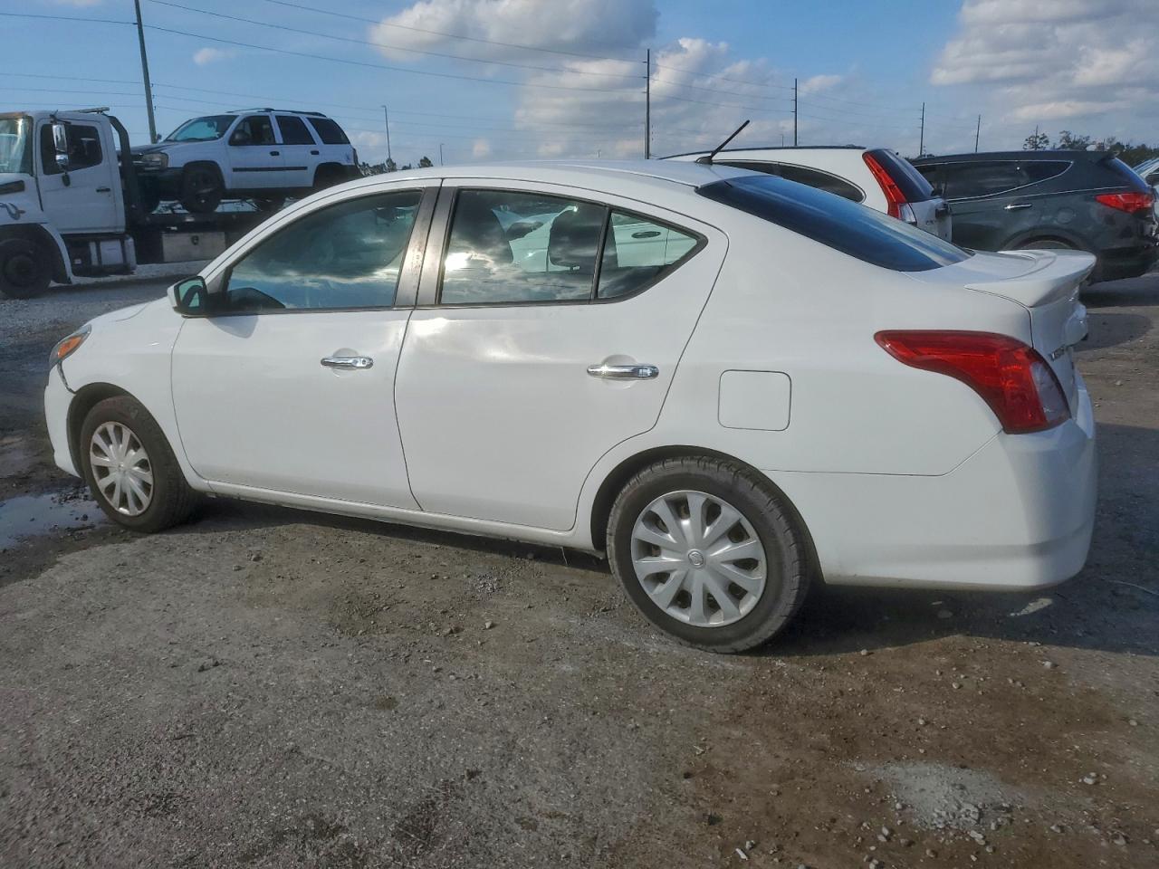 Nissan Versa S Image 2
