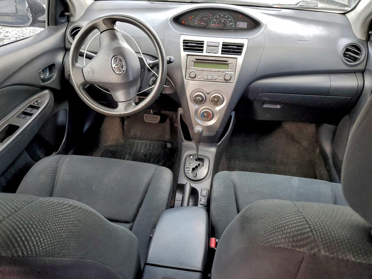 Toyota Yaris Image 2