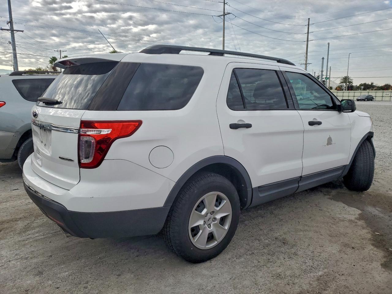 Ford Explorer Image 2