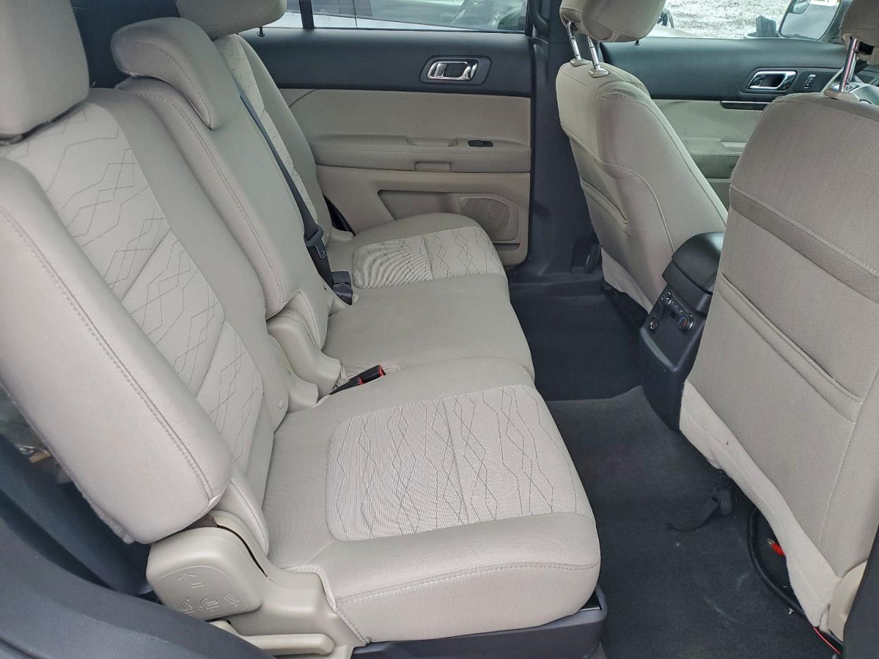 Ford Explorer Image 13