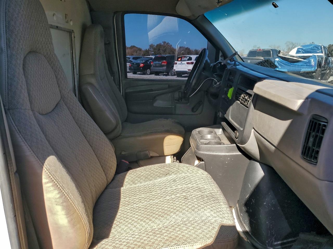 Chev Express Commercial C Image 12