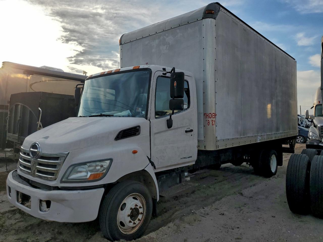 Hino Hino 185 Image 1