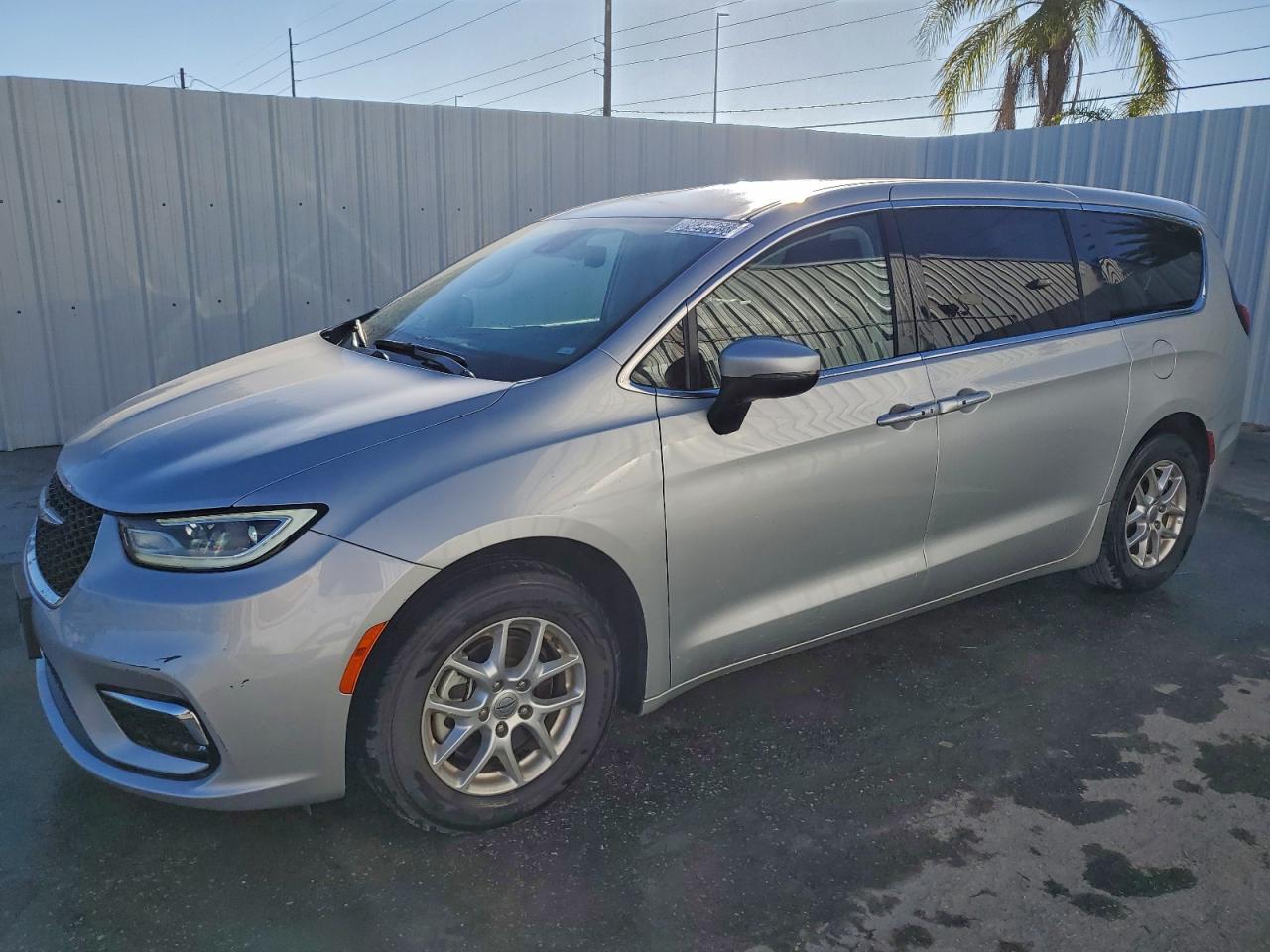 Chrysler Pacifica Touring L Image 1