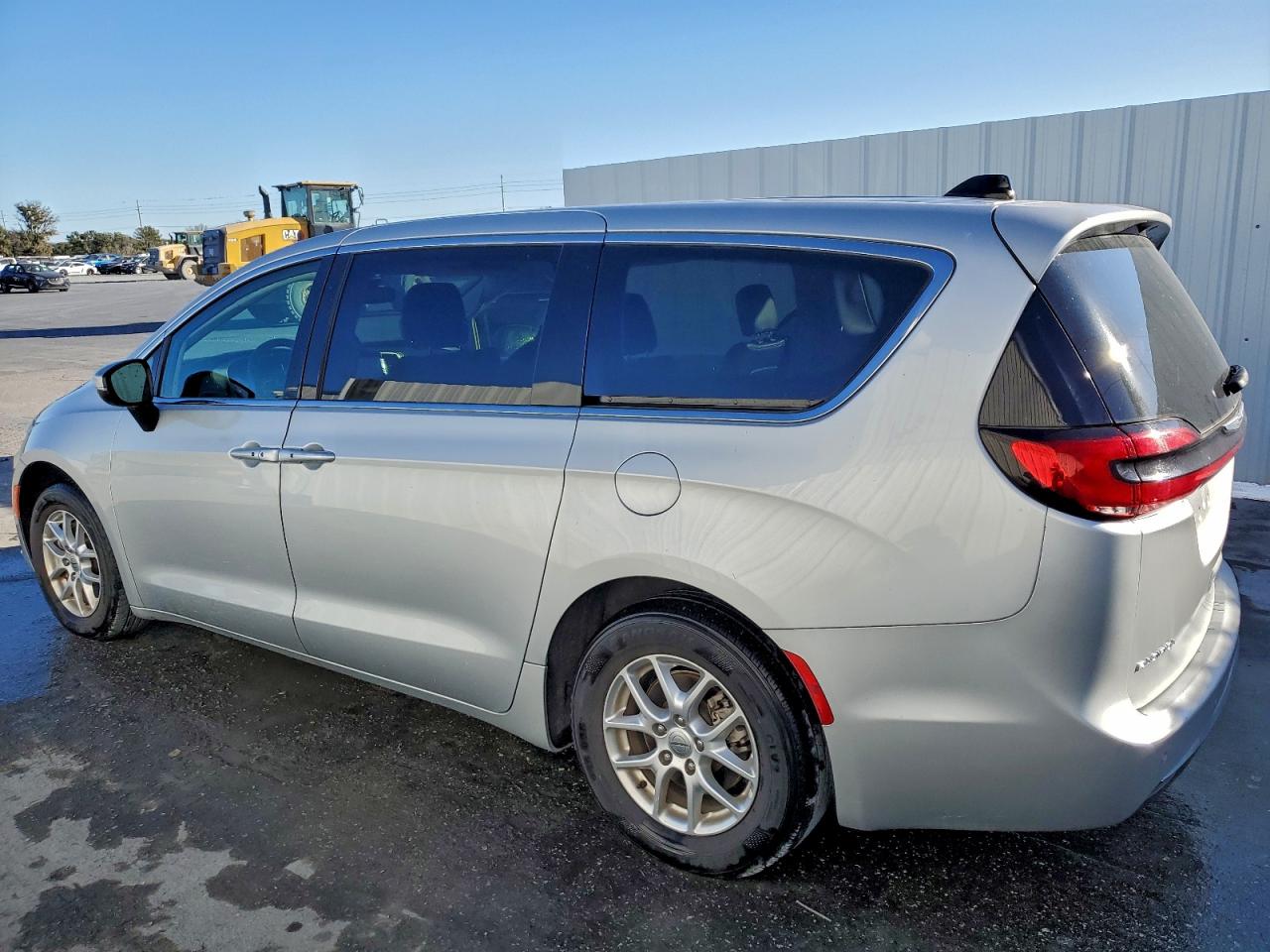 Chrysler Pacifica Touring L Image 3