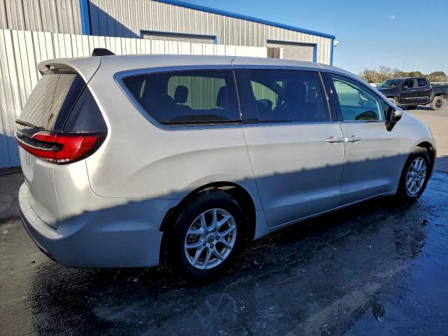 Chrysler Pacifica Touring L Image 2